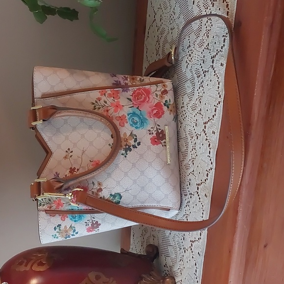 Steve Madden Handbags - Steve Madden Cream Multi Floral BJapan Small Tote Crossbody 9.5"x9"x3"